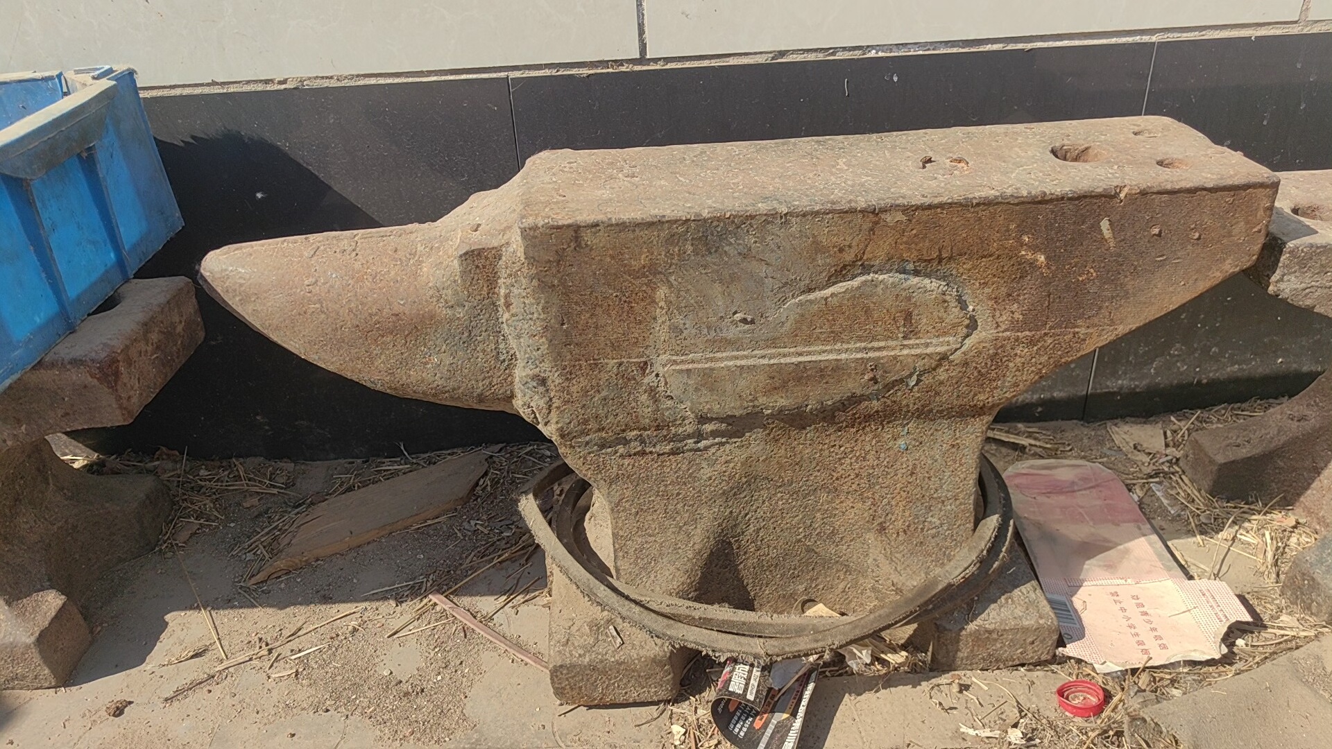 铁砧子，老铁砧子，牛角砧羊角砧，铁贞子，铁墩，铁匠打铁工作台