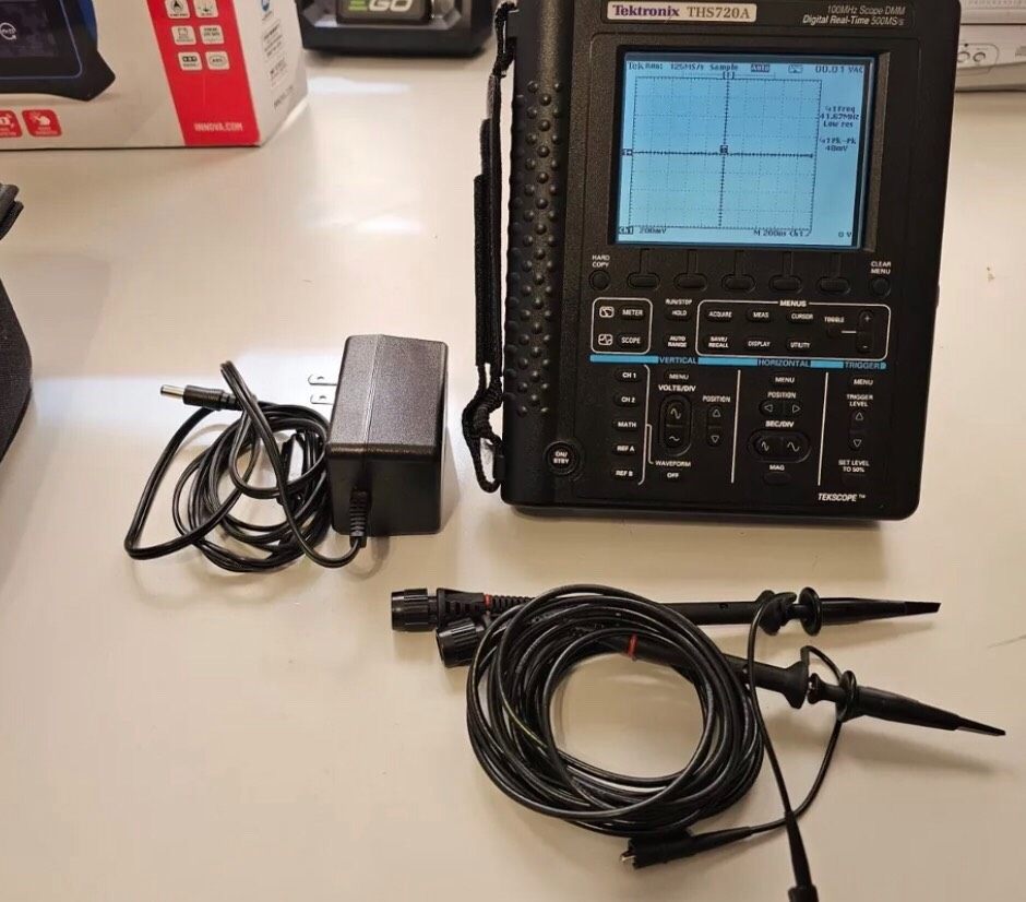 泰克THS720A数字示波器，配有外壳和探头
