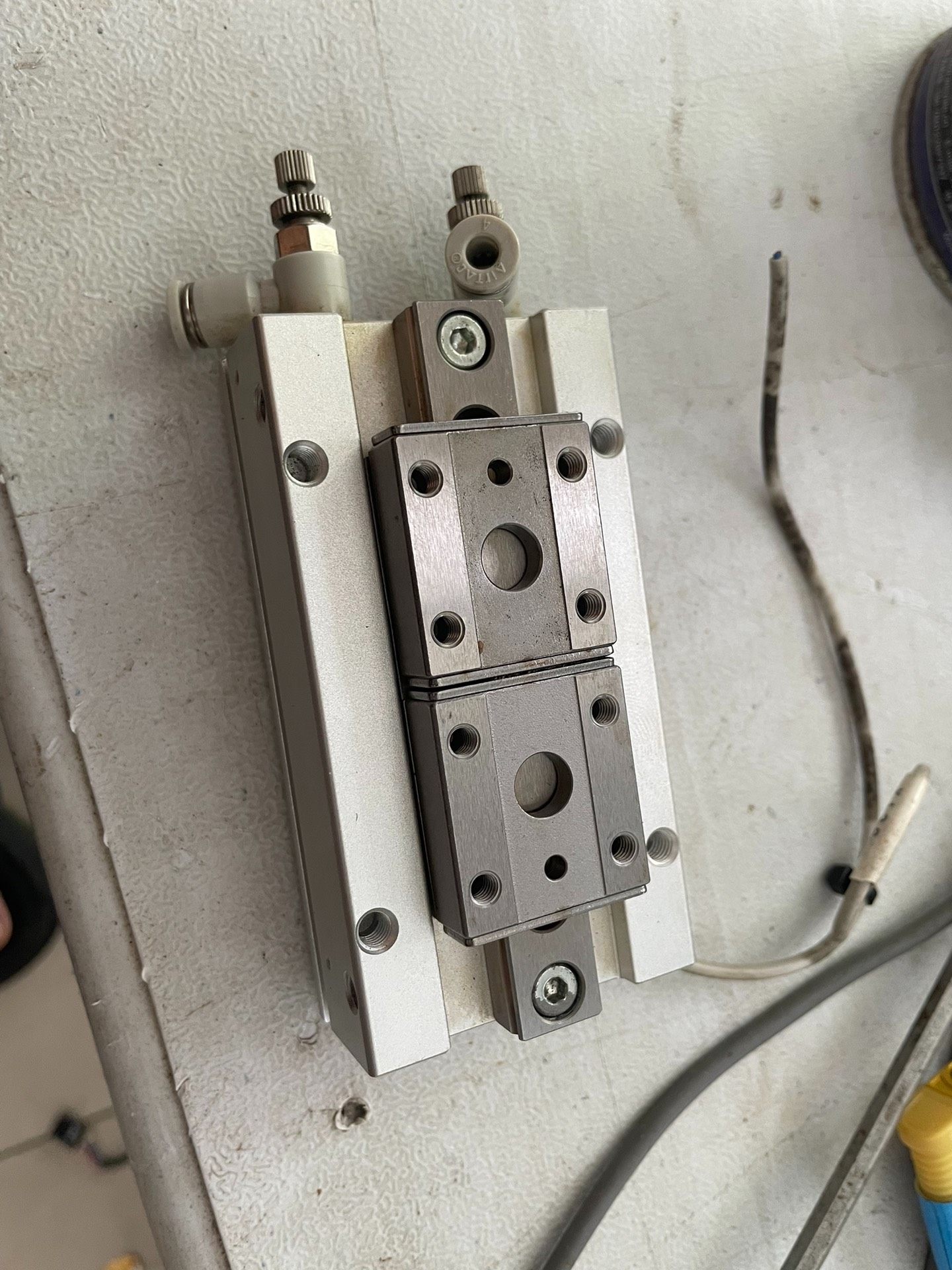 SMC平行手指气缸MHF2-16D1，拆机货，实物拍摄，成色