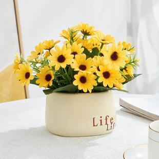 冰箱上的摆件上面摆的花上的装饰品顶部上放空调的客厅桌子装饰花