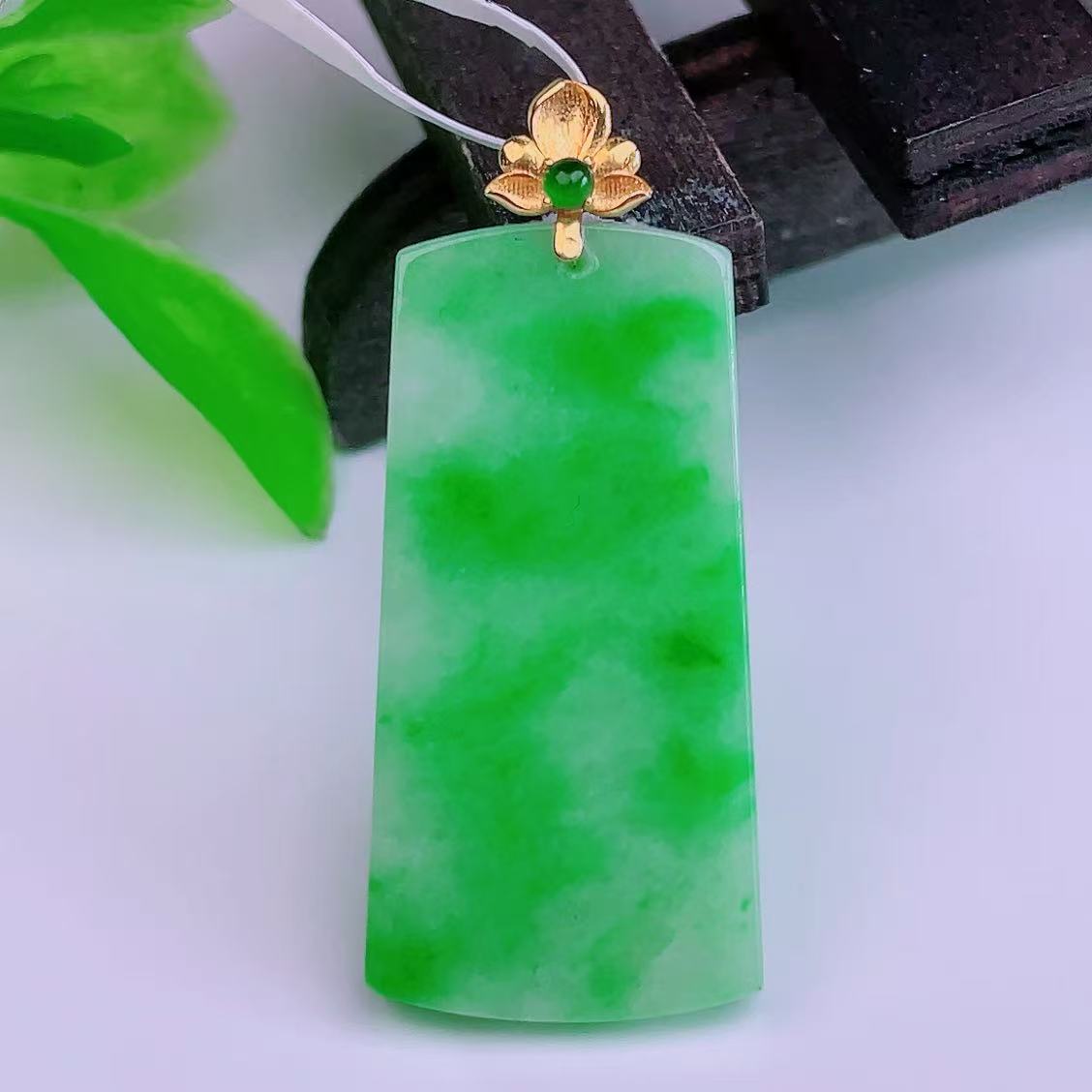 缅甸天然真品翡翠18k金扣头冰飘阳绿满绿高端闪拍无事牌玉石吊坠