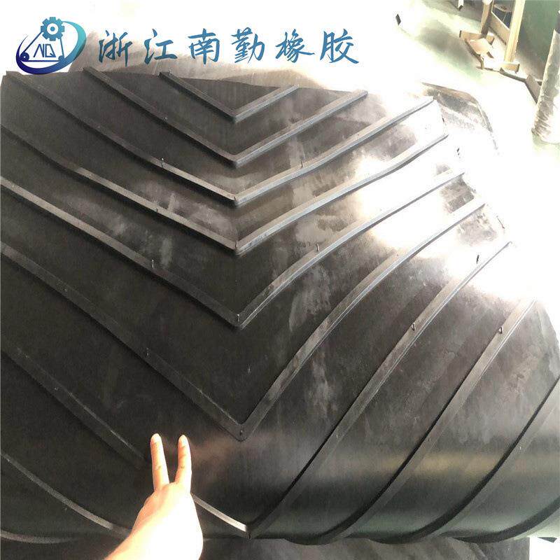 专业生产裙边输送带人字花纹输送带尼龙防滑输送带挡边输送带