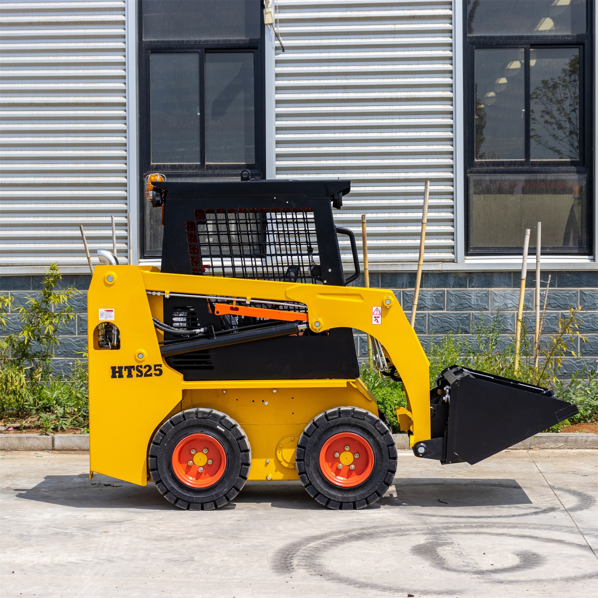 现货出口小型滑移装载机 出口俄罗斯轮式滑移装载机 家用推土割草