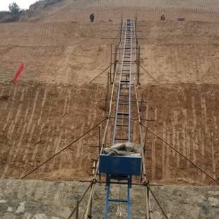 工地陡坡运送砂石水泥机械升降提升机爬山虎上料机斗式运料机