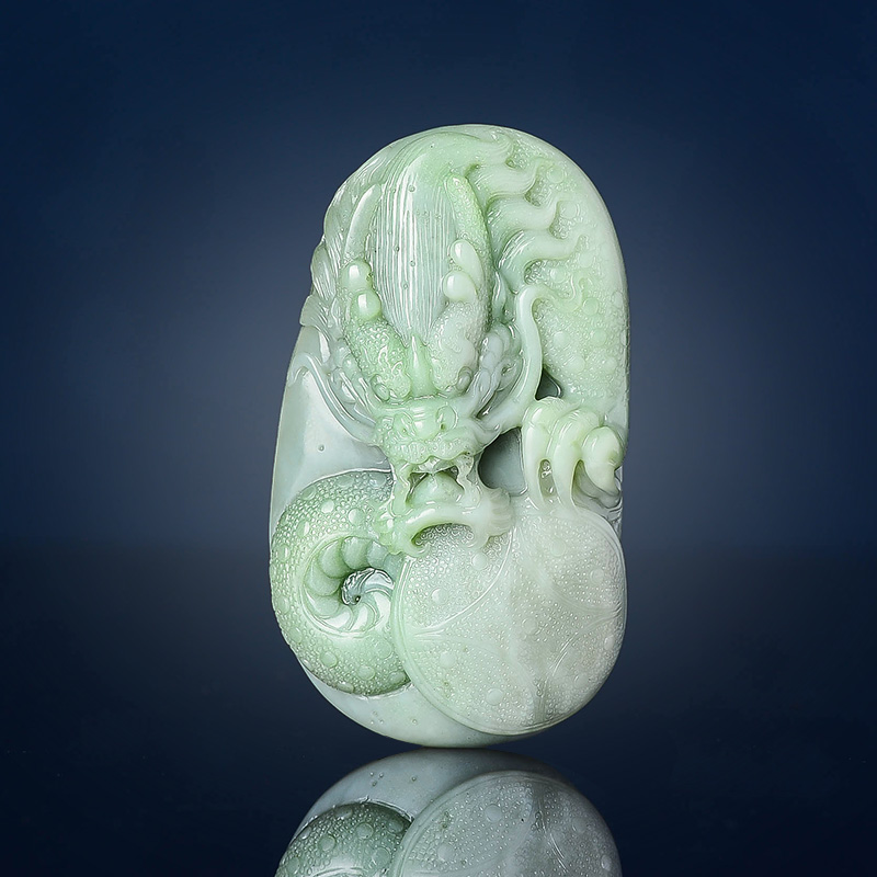 龙把件 天然玉石拍卖和田玉翠青双色生肖龙手把件精品收藏