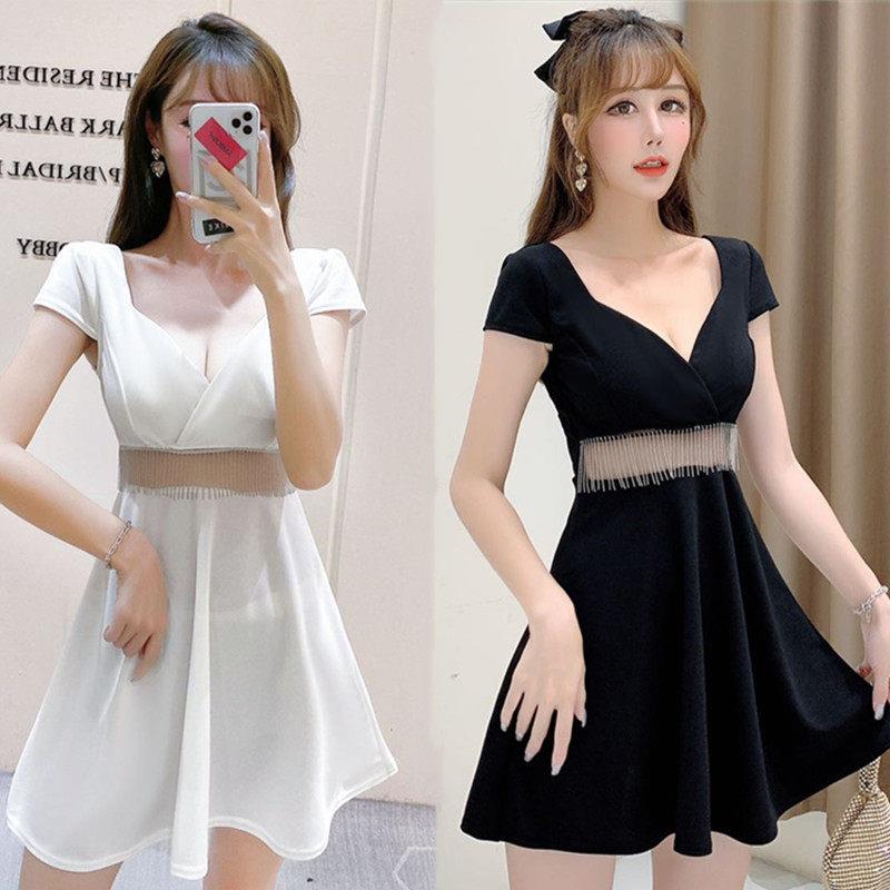 夜总会妇女的夜总会工作服与流苏覆盖腹部和桑拿技术员工作服夜总