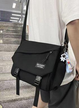 男士斜挎包潮ins工装风日系休闲男包大容量单肩包个性邮差包潮