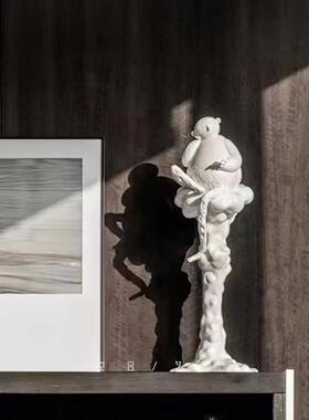 空合现代创意白色看书人物艺术摆件样板房售楼部酒店客厅玄关雕塑