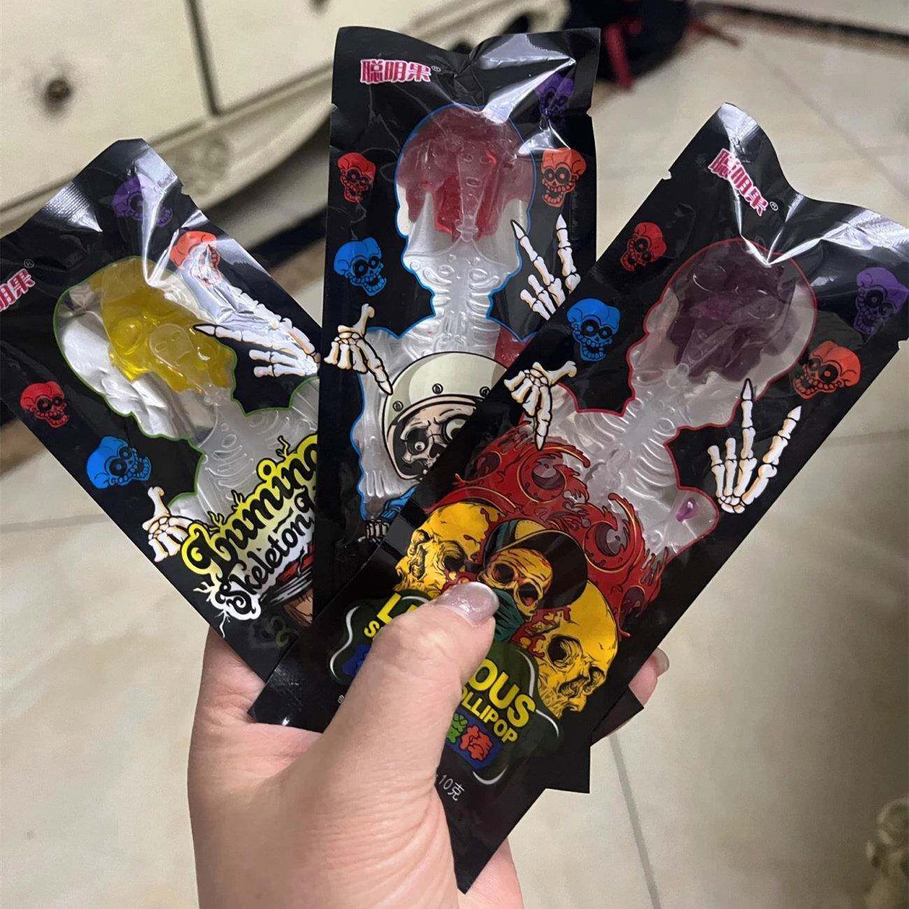 新网红创意糖果夜光骷髅头棒棒糖水果味硬糖万圣节恶搞整蛊零食
