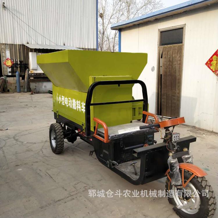 养殖场用于拌料撒料一体车全自动撒料车价格秸秆饲料拌料车