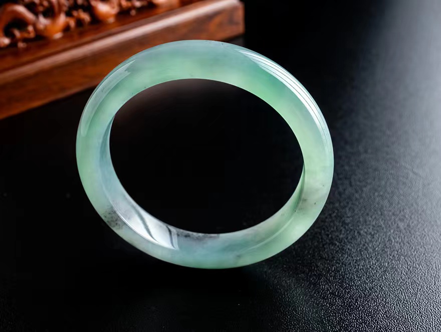 55圈口 天然真品翡翠玉镯冰乌鸡飘绿飘色水润细腻正圈手镯 50.84g