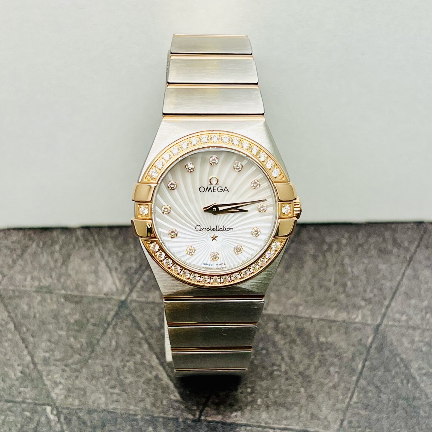 98新欧米茄星座27mm精钢18k黄金石英手表女123.25.27.60.55.004