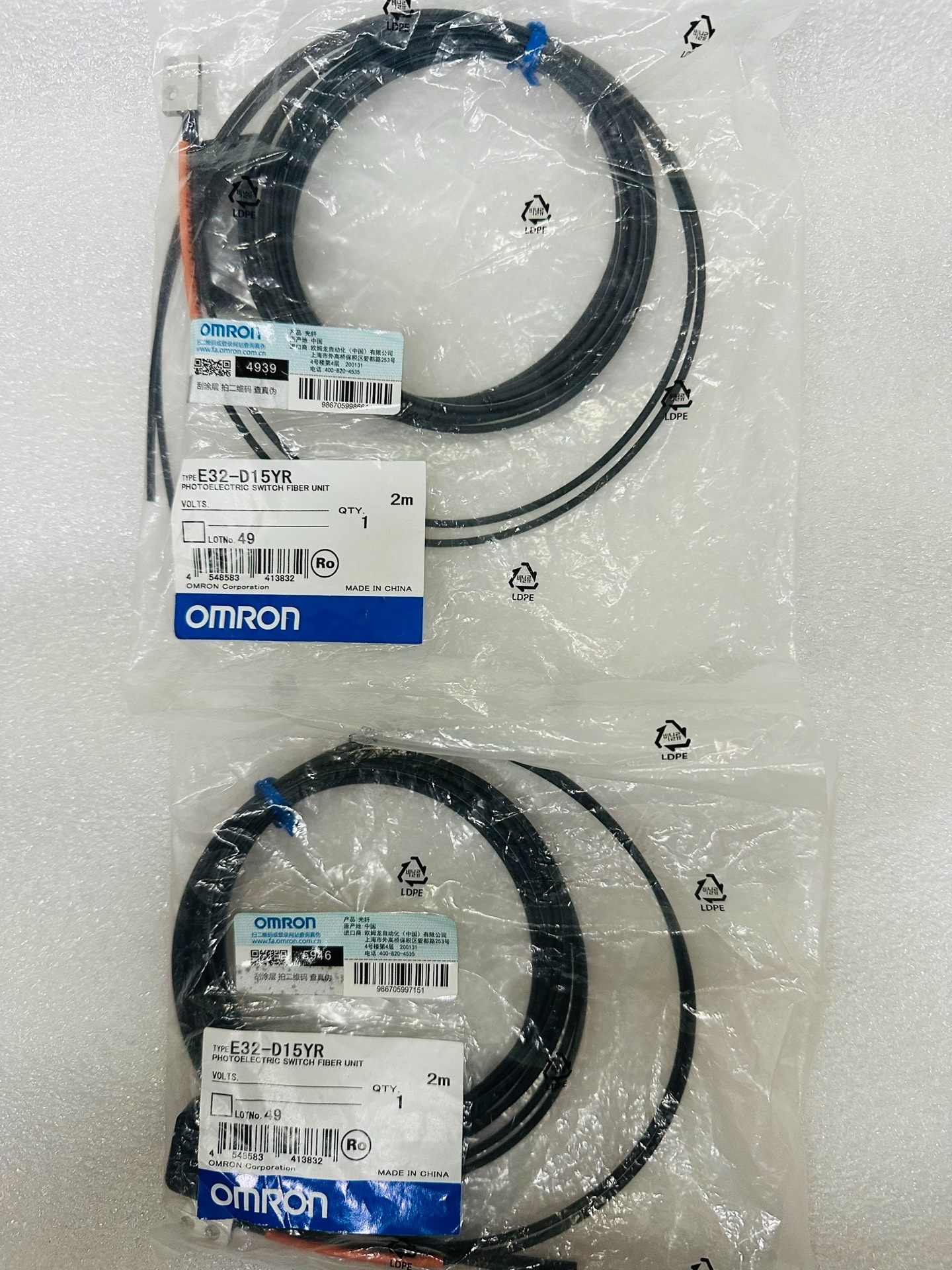 全新原装 OMRON E32-D15YR 光纤传感器，实物图