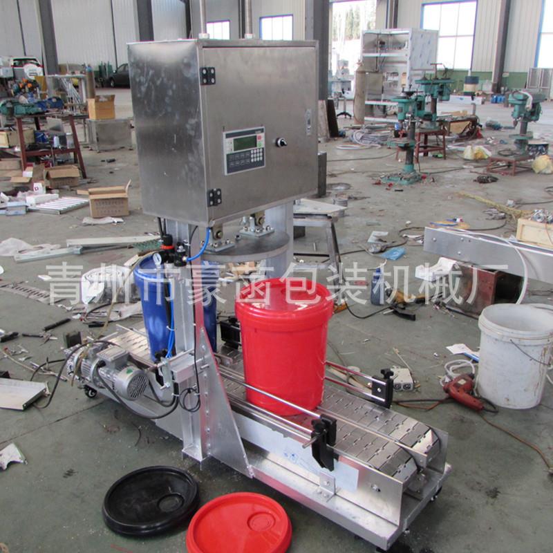 全自动中桶压盖机润滑油塑料桶封口设备农药化工液体灌装封口机