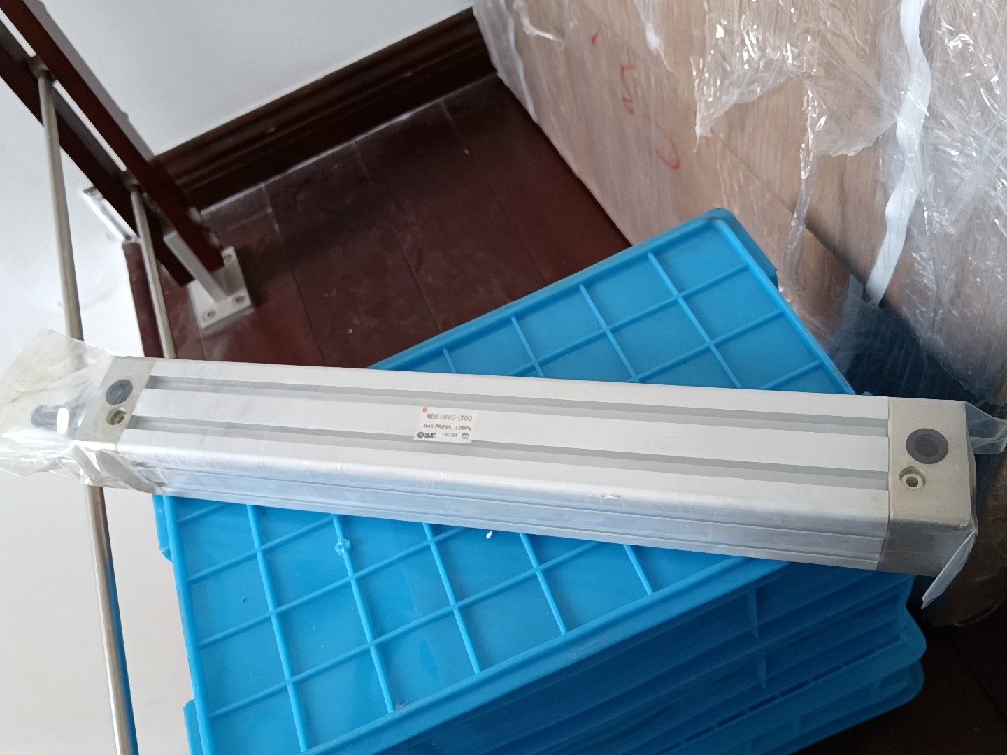 日本SMC气缸MDB1B40-300全新正品现货两个，单价2