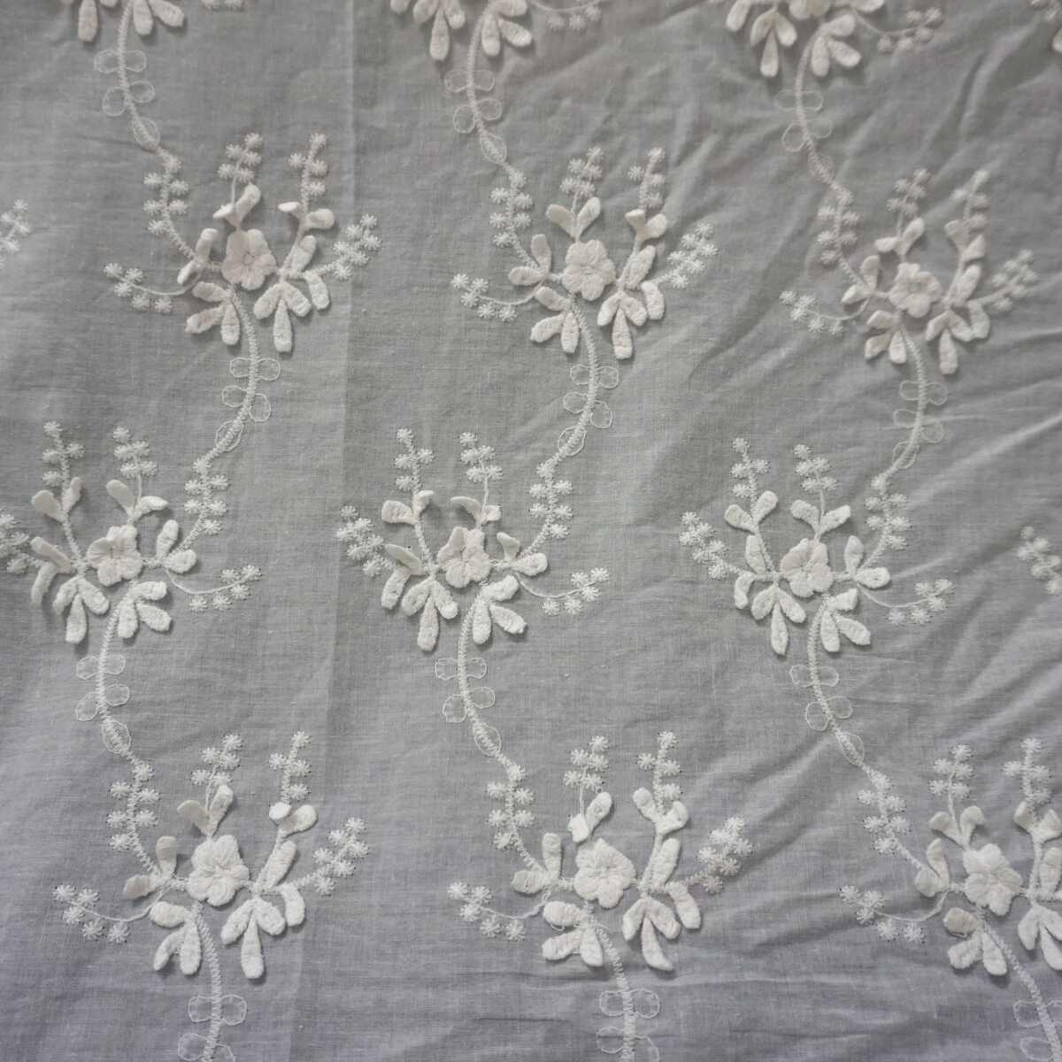 源头工厂棉线绣花面料 9088棉布冲孔绣花布 几何方形镂空绣花