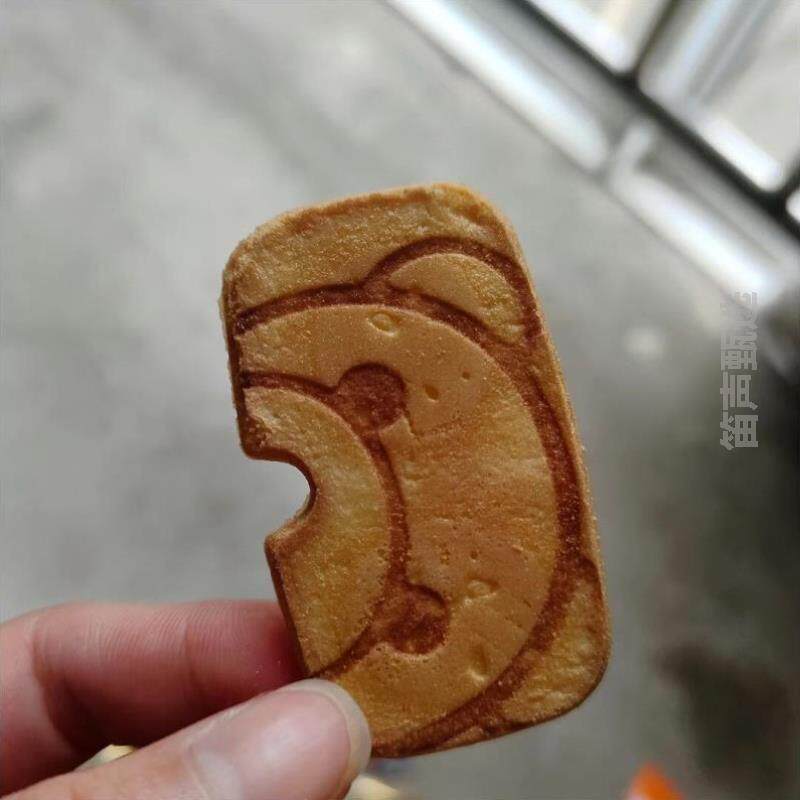 新货休闲凹网红煎饼解馋卡宾零食饼干原味早餐薄脆宿舍零食熊小