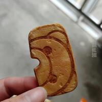 新货休闲凹网红煎饼解馋卡宾零食饼干原味早餐薄脆宿舍零食熊小