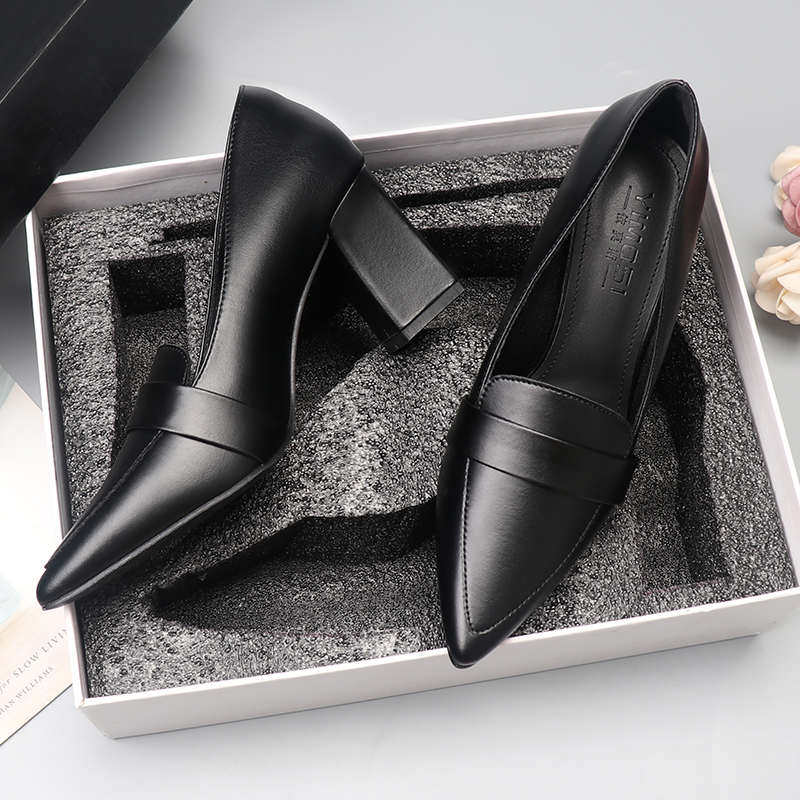 高跟黑色工作粗跟小皮鞋春秋工装职业不累脚软皮小码尖头女鞋单鞋