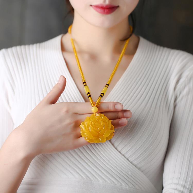 2026牡丹花蜜蜡吊坠鸡油黄毛衣链玫瑰莲花蜜蜡琥珀男女款百搭饰品