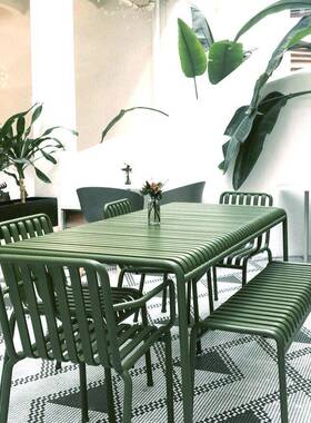 现代简约休闲庭院户外桌椅奶茶店咖啡厅铁艺彩色露天桌椅套装组合