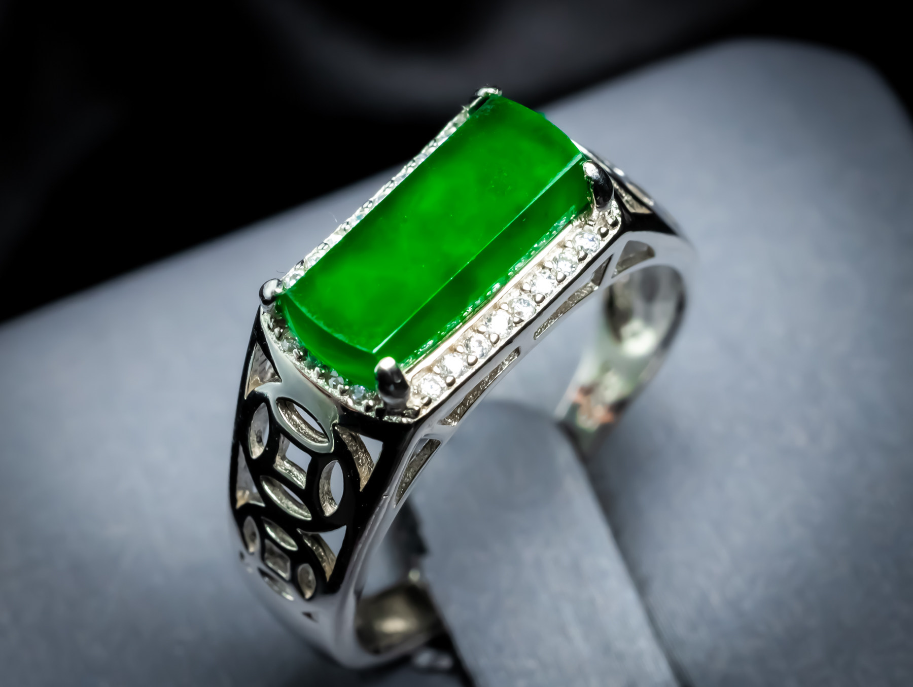 天然真品翡翠正品 水润冰阳绿阳色精雕马鞍戒指4.55g