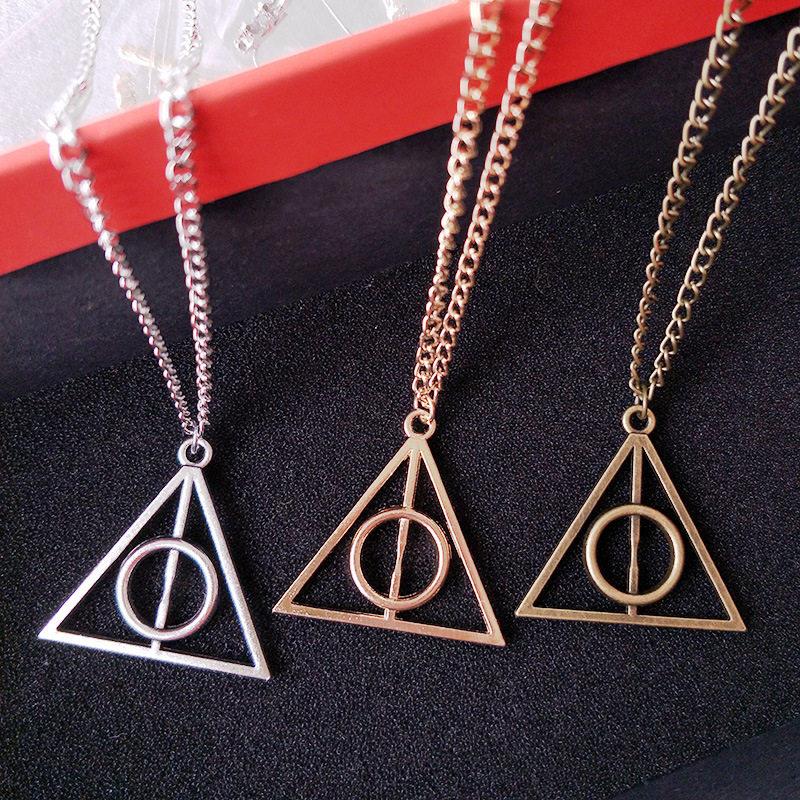 Triangle Necklace The Deathly Hallows Pendant Action Toy Fig - 实物图