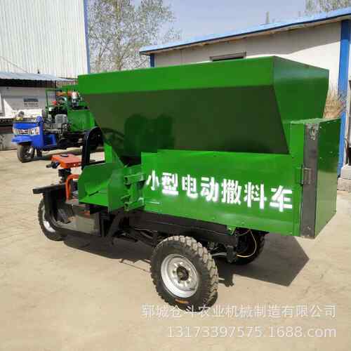 牛羊圈舍通道喂料车电动畜牧养殖喂料车小型电动撒料车