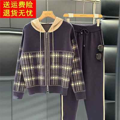 时尚洋气休闲妈妈装套装女连帽冬装新款休闲中老年格子针织两件套