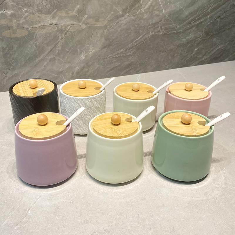 奶油风家用厨房陶瓷调料罐调味盒调味罐佐料辣椒盐糖罐带盖子勺子