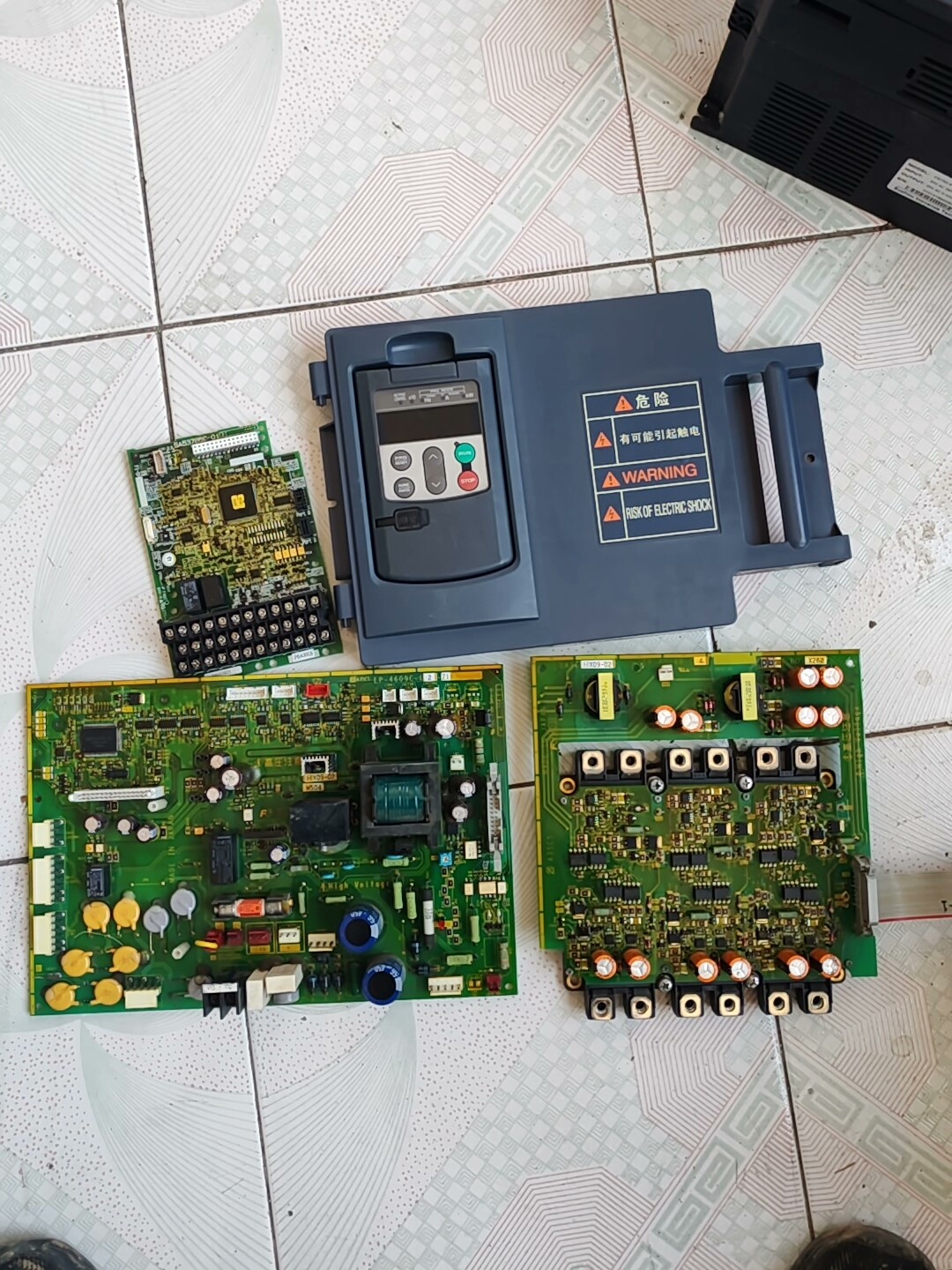 富士F1S变频器配件一套，机器型号FRN90F1S-4C。