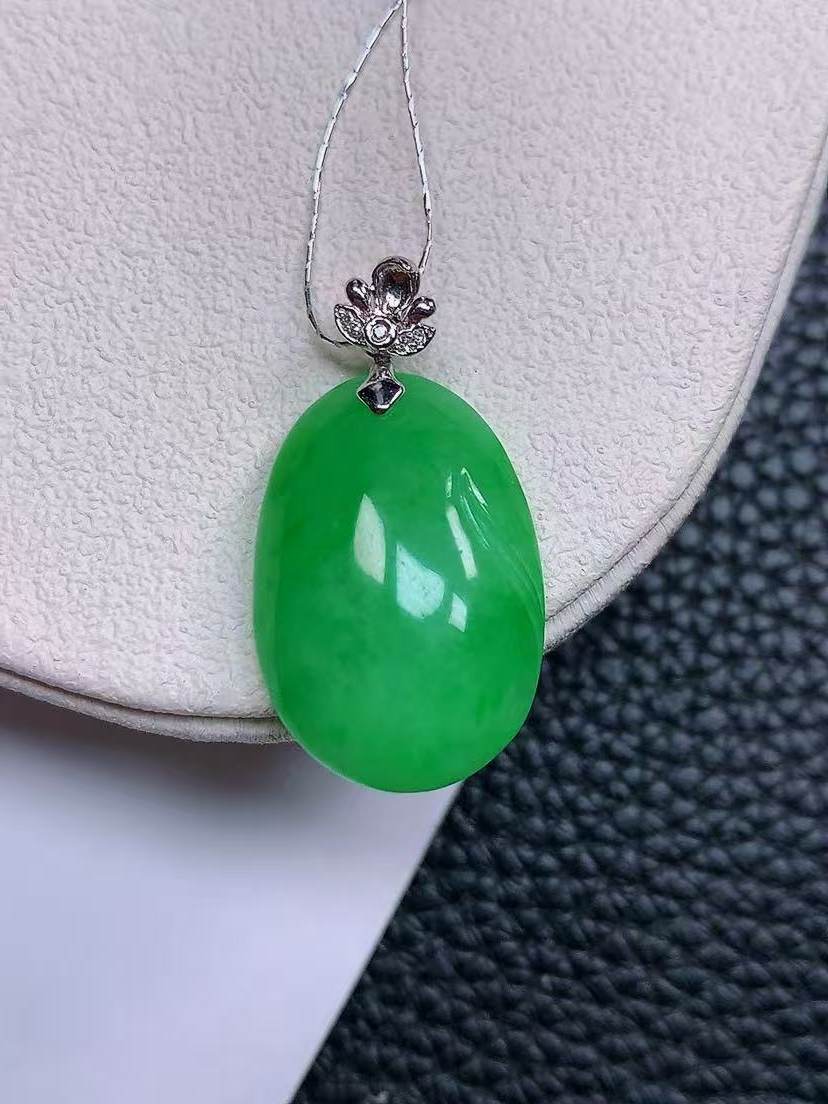 天然真品翡翠正品 水润细腻气质18k金镶嵌冰阳绿满阳色福瓜吊坠