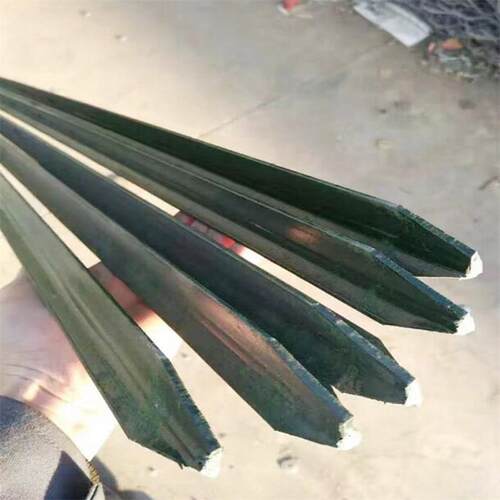 三角铁立柱铁丝网围栏杆防锈牛栏网柱型铸铁尖头柱养殖户外