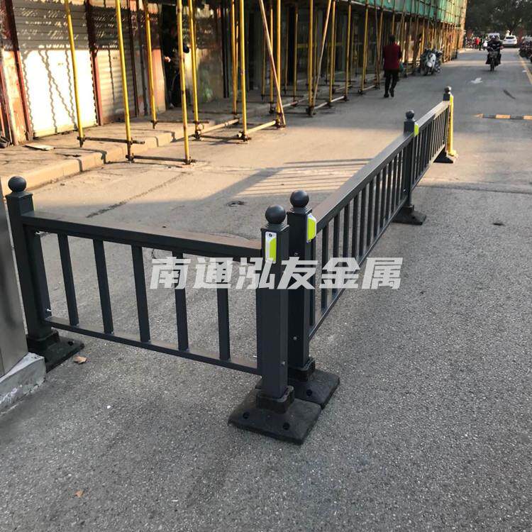 苏州道路围栏社区人车分离机非隔离护栏花箱栅栏柱子铁艺防护栏杆