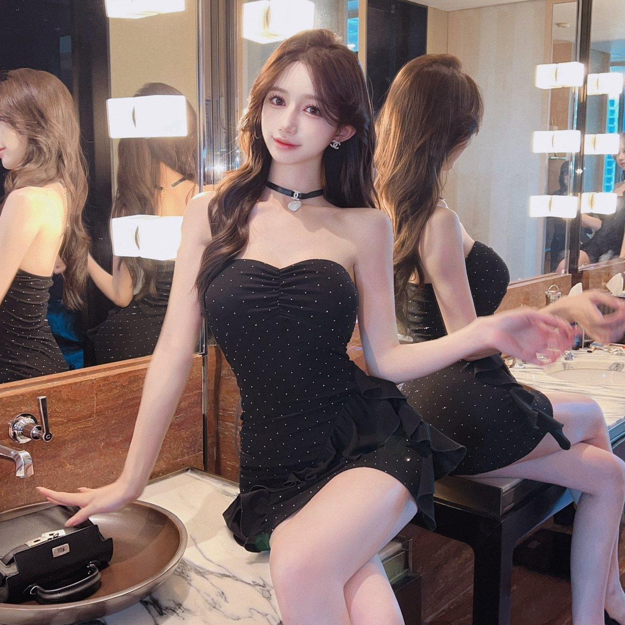 炸街甜辣妹黑色连衣裙女2024新款小众性感收腰显瘦不规则抹胸短裙