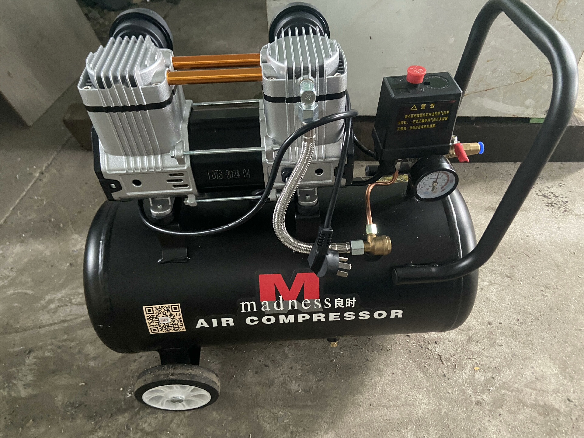 小气泵，静音空压机，几乎全新，喜欢的联系。正常使用。不包邮。