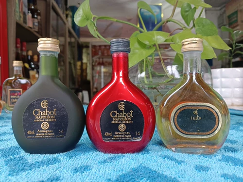 Передавайте право принятия поставки!Неиспользовано: маленькая бутылка вина Garbo Armagnac, 50 мл/бутылка, маленькие украшения для винного шкафа!