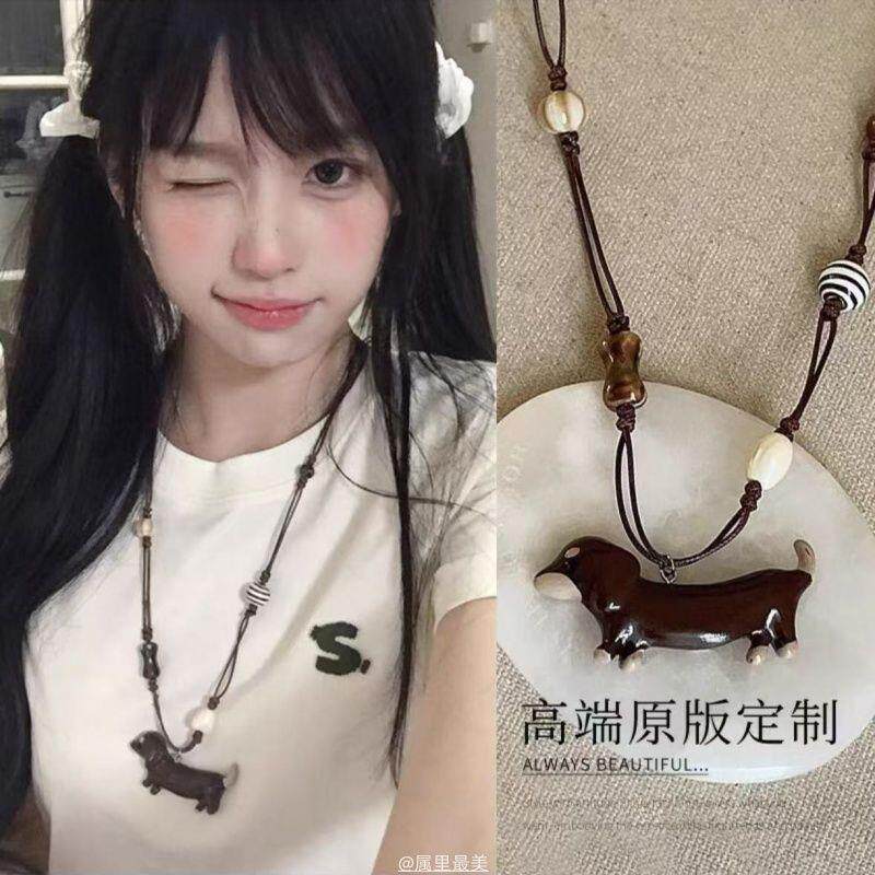 敲可爱!棕色腊肠狗吊坠项链女款编绳串珠长款卫衣链配饰童趣百搭
