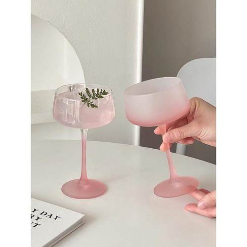 法国粉红高杯马提尼鸡尾酒杯与高外观和特别微醺香槟玻璃水果酒杯