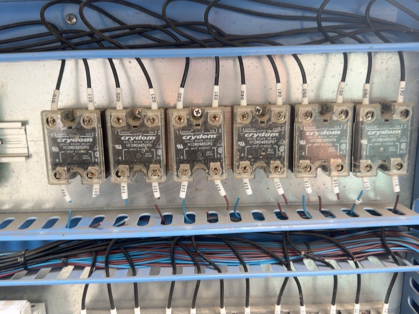 快达固态继电器：H12WD4850PG、电流50A。实物拍摄