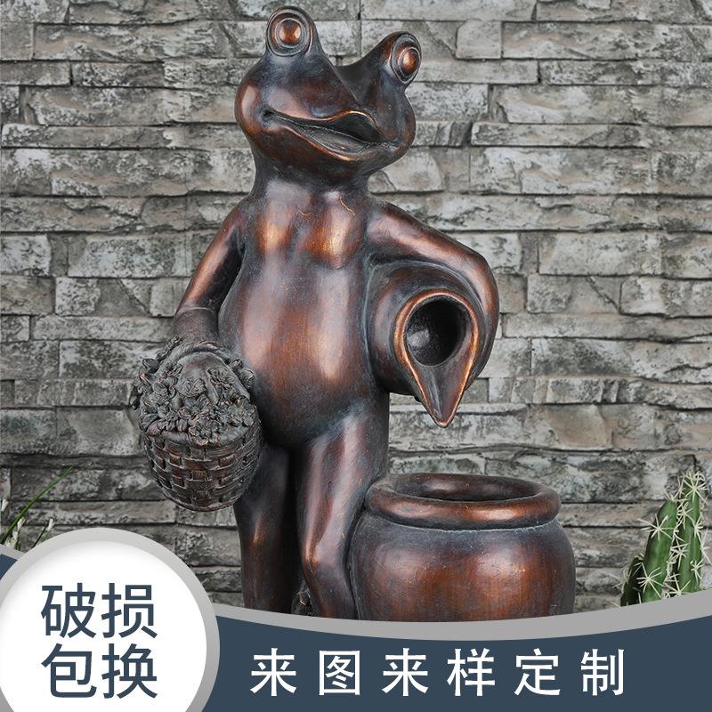 仿铜青蛙倒水流水器 青蛙坐树桩流水摆件 复古树脂装饰动物抱桶器