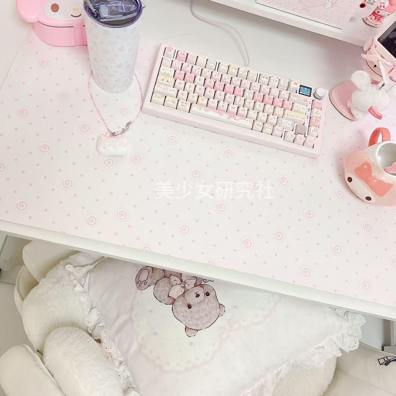 原创鱼板皮革粉色桌垫办公滑鼠垫可爱防水防滑学生桌垫宠物餐垫