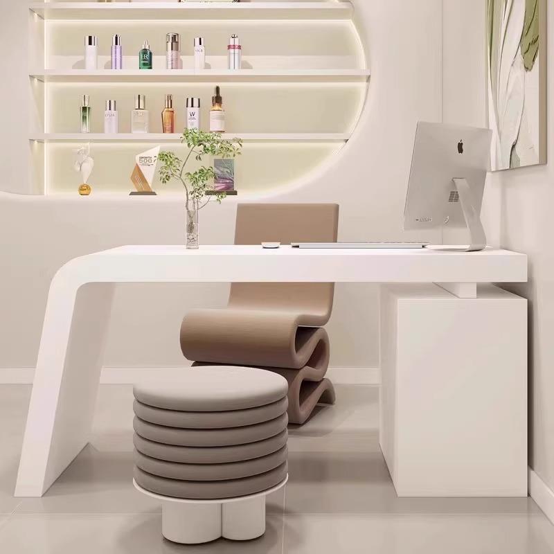 钢琴白色烤漆医美咨询办公桌美容院洽谈接待桌简约现代轻奢老板桌