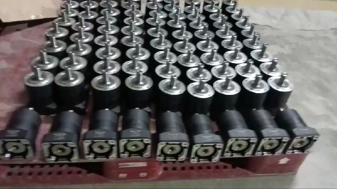 100台750w新立盈精密行星减速机：速比1/10∥PTE8