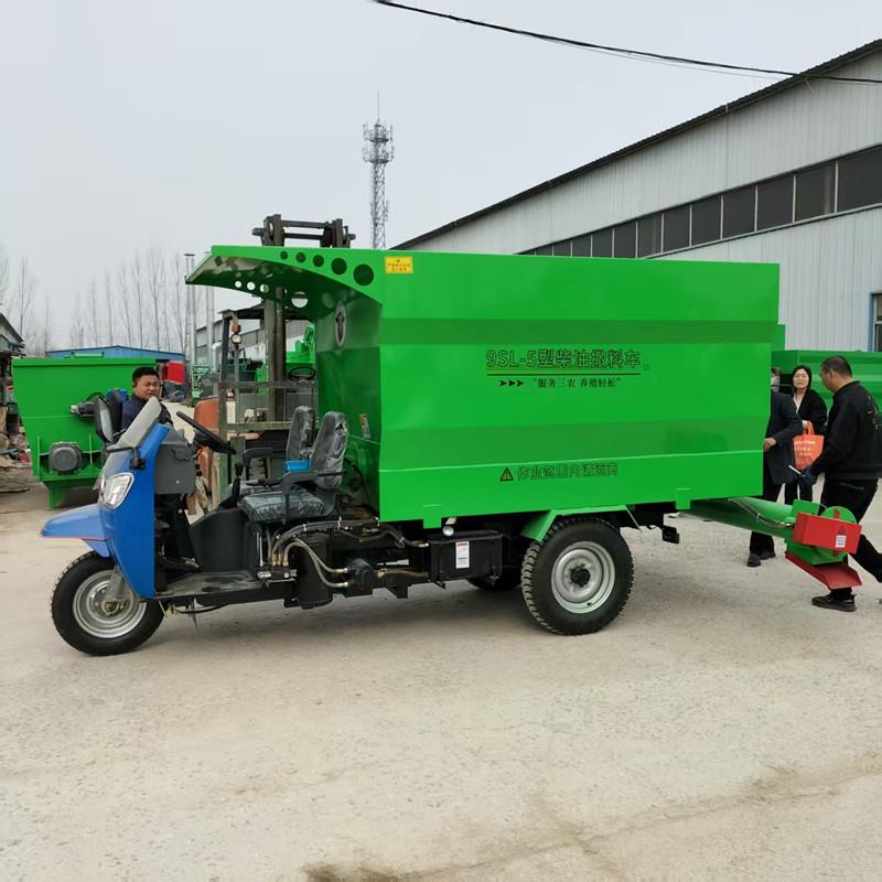 车载TMR粉碎撒料车养牛喂料车搅拌一体车养殖场三轮饲喂投料机