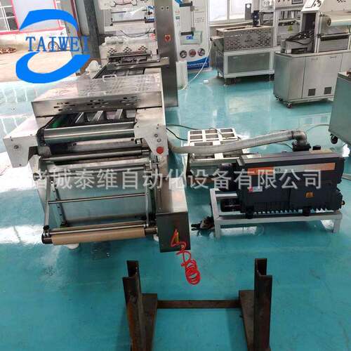 冷冻鱼糜制品蟹柳鱼丸成型后在线包装设备真空封口机连续包装机