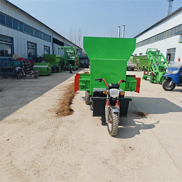 刮板大立方喂牛车3方双侧出料电动投料车出料干净饲料绞龙抛料车