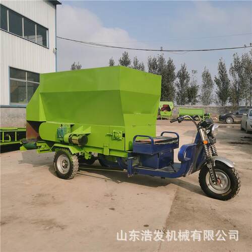 双出料电动款撒料车72v三轮式饲草投喂车移动式养牛棚料槽抛料车
