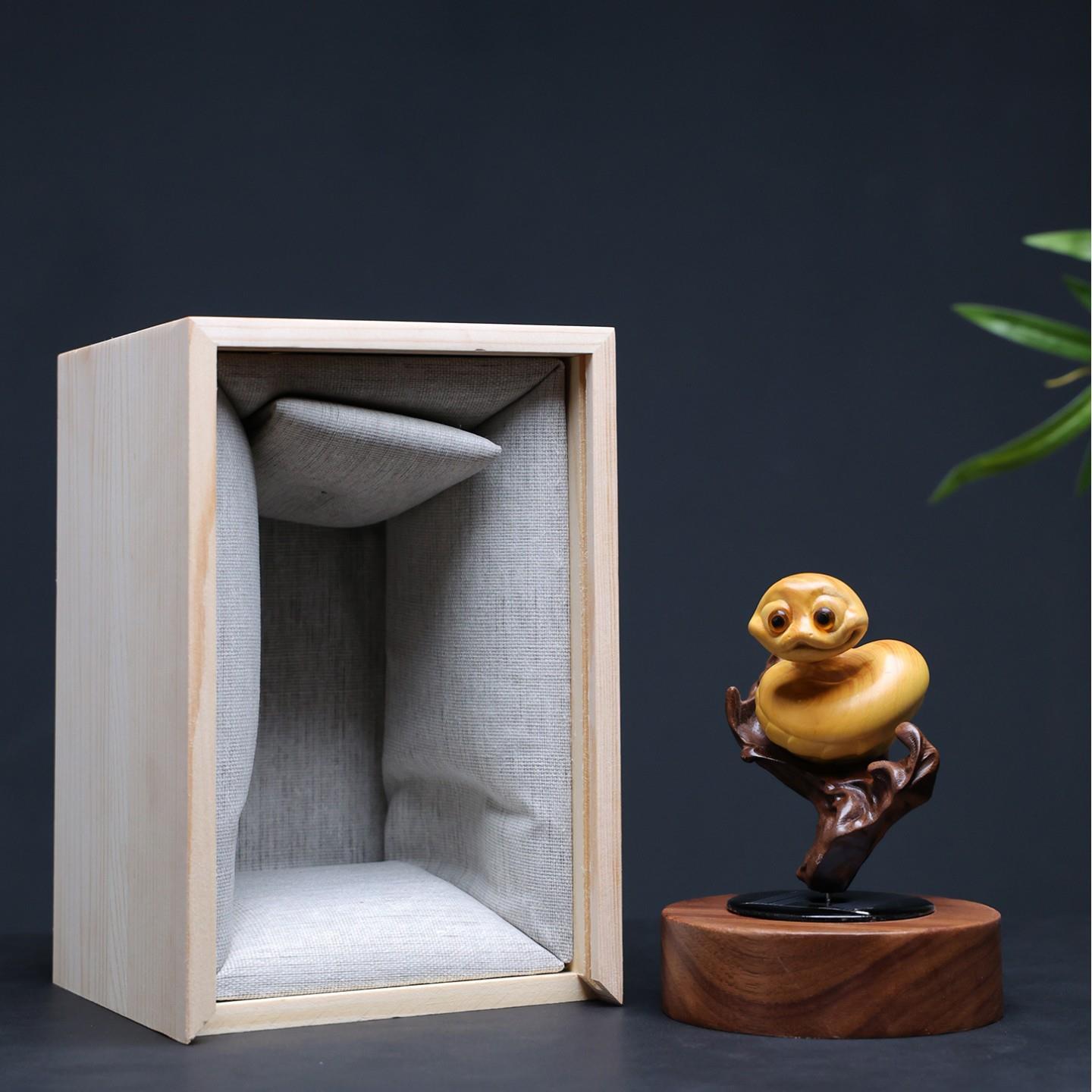 太阳能自动旋转创意汽车摆件黄杨木雕十二生肖蛇车载招财饰品