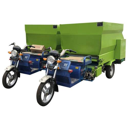 电动拉草喂牛羊撒料车养殖场饲草料投料机小型三轮运输饲料喂料车